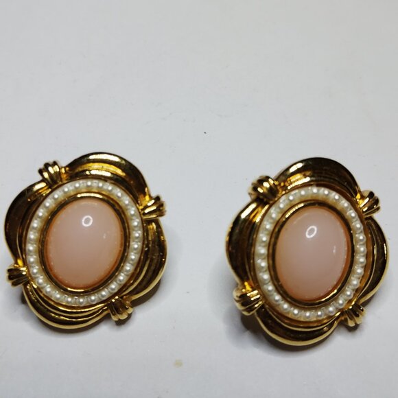 Avon 1988 Victorian Spring Earrings Gold Tone Pink Cabochon Faux Pearl Vintage - Picture 2 of 8